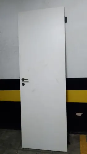 Porta branca com maçaneta 