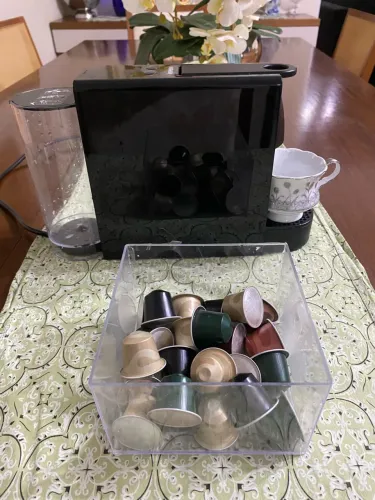 Cafeteira NESPRESSO Essenza Mini, preta, modelo C30