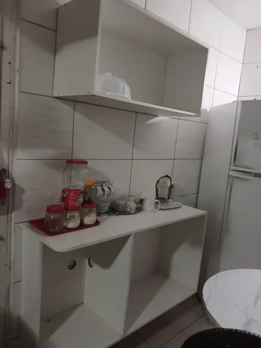 Ninho grande e um balcão de cozinha