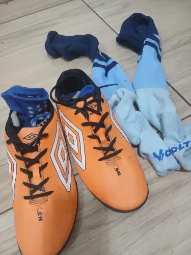 Society umbro original + um par de meia antiderrapante e um par de meião volt