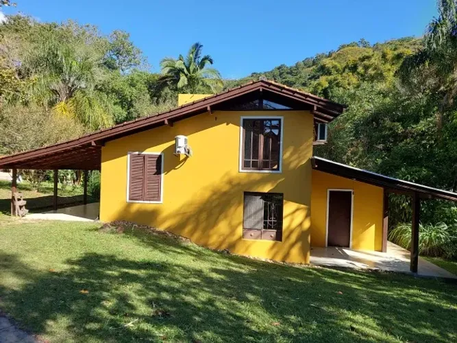 Alugo casa com 3 dormitórios em meio à natureza no Rio Tavares