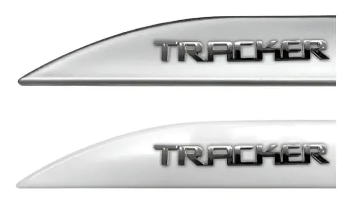 Friso Lateral CHEVROLET Nova Tracker 2020 a 2025 Escrita Cromada