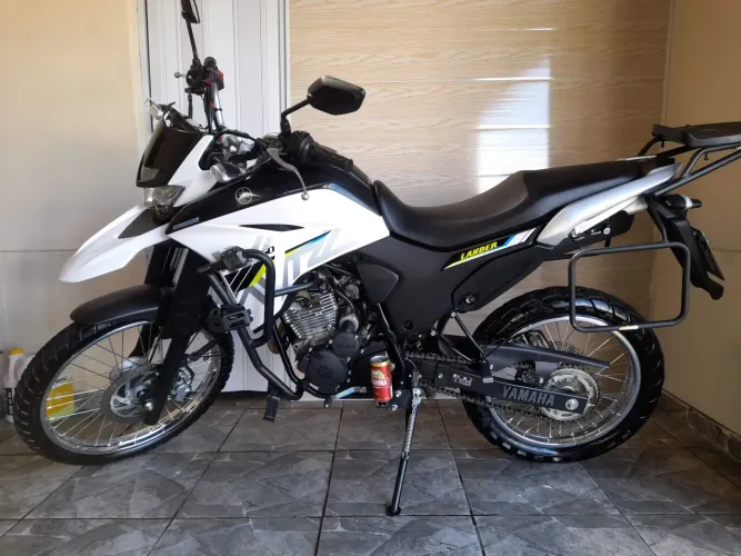 Vendo Lande 250 2020 moto único dono bem conservada e com acessórios.