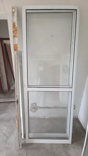 Porta de correr em alumínio com vidro