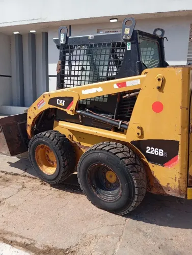 Vendo Mini carregadeira CAT, muito boa pra todos os tipos de serviços.