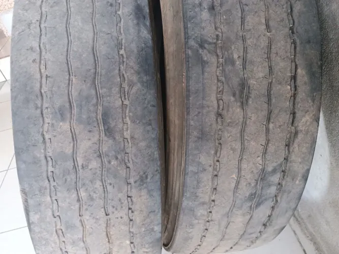 Vendo dois pneus de primeira 295/80R22.5