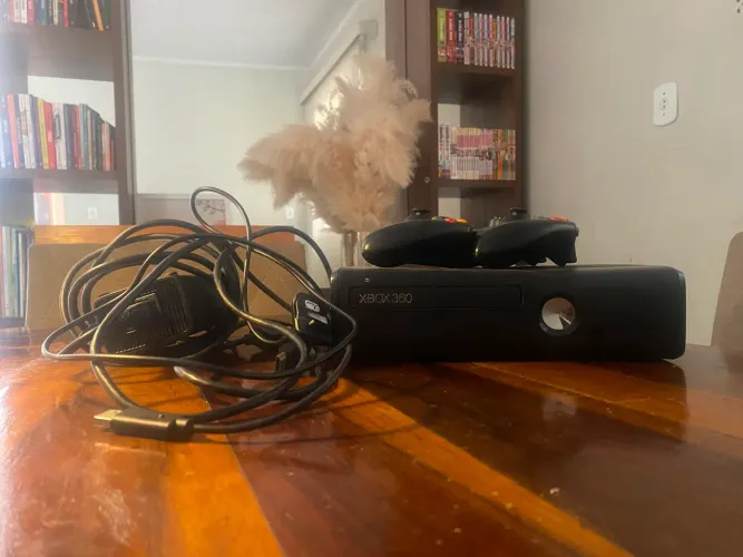 Xbox 360 ( usado-otimo estado) com 2 manetes