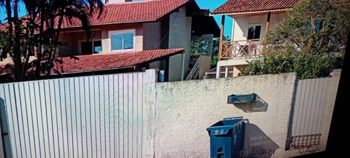 Casa com piscina a 1500 metros da praia 