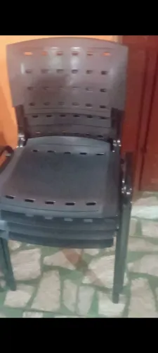Vendo 100 cadeiras super resistente,,sem avarias super novas $ 70 cada