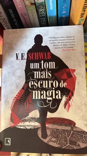 Livro um tom mais escuro de magia