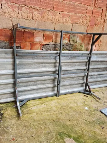 Mesa de ferro e telhas galvanizada usada