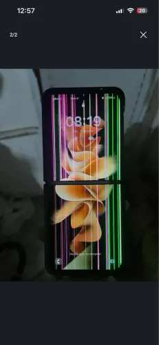 Samsung Galaxy Z 3 Flip com a tela interna danificada.
