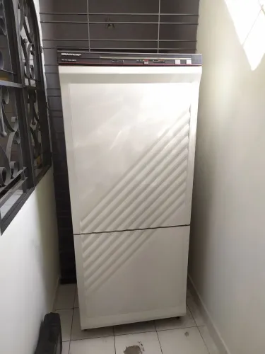 Geladeira Brastemp duas portas 480 parou de funcionar. 