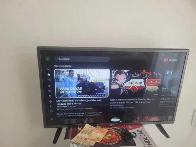 Vendo Smart TV LG de 32 polegadas, usada, mas funcionando bem.