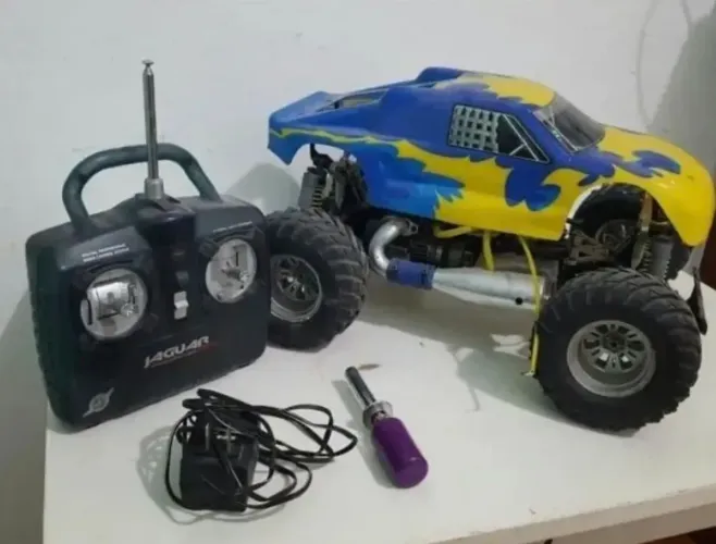 Automodelo Monsters truck 4x4 a combustão 