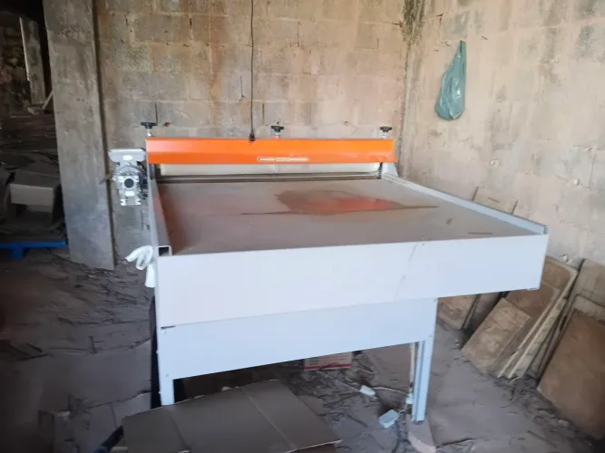 Maquina de corte e vinco mais facas