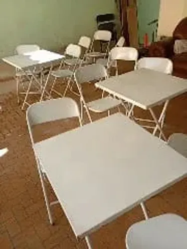 Mesma com cadeiras ferro usadas