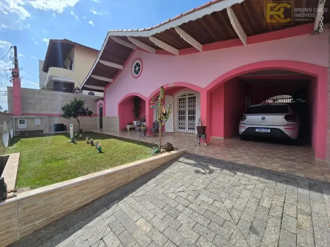 Casa com 3 quartos e churrasqueira a 300 metros da praia à venda! - Peruíbe/SP