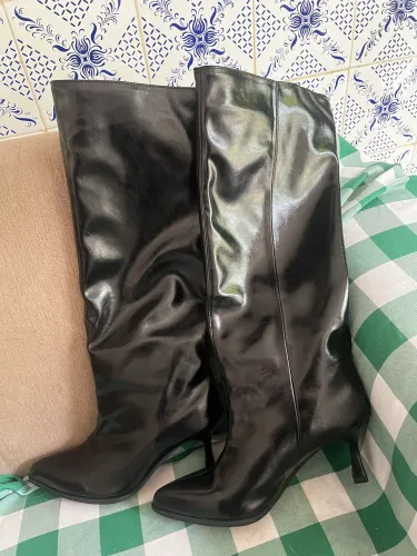 Bota de cano alto, pontuda, salto fino. Usada apenas uma vez. Tamanho 34. R$ 150,00.