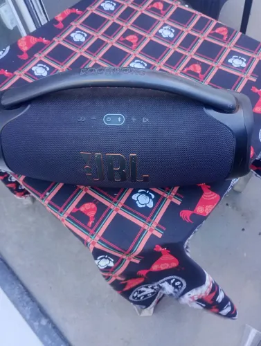 JBL semi nova com marcas de uso 