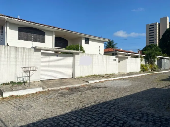 Casa no Bairro dos Estados com 07 quartos, sendo 05 suítes + DCE, gabinete, sala de jogos.