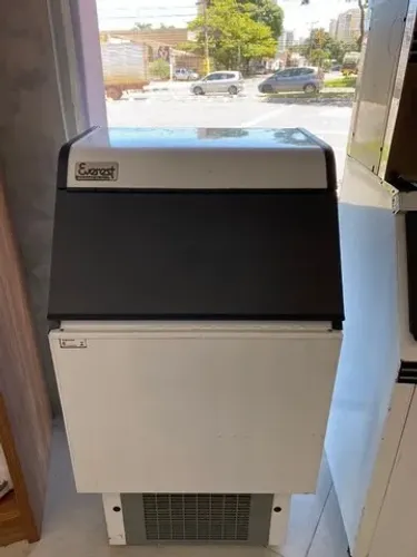 Maquina de Gelo em Cubo