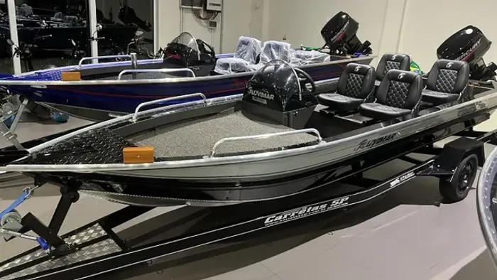 Lancha Fluvimar boto lx plus 5500 + Motor de popa 50 hp Mercury + Carreta rodoviária