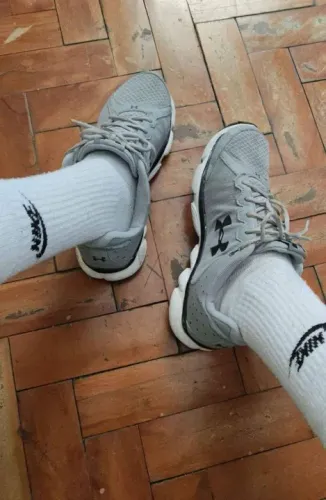 Tênis Under Armour cor cinza tam 41