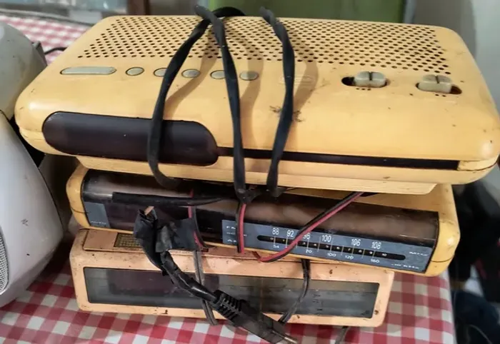 1 micro system e 3 rádios relógios