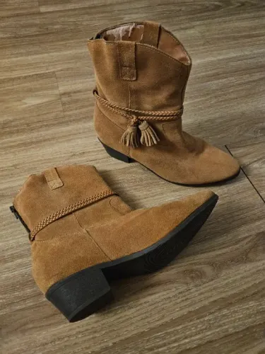 Bota de camurça, cor caramelo, feminina, tamanho 38, tipo country, em perfeito estado.