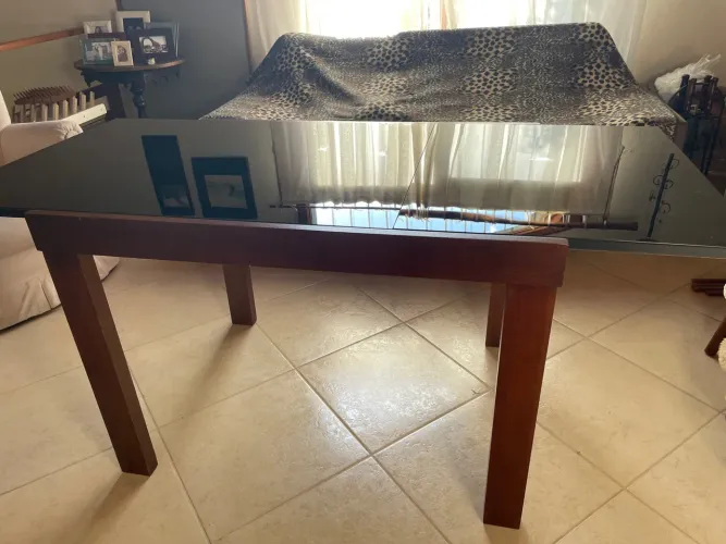 Mesa de jantar em madeira com tampo de vidro