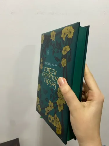 Livro Corte de Espinhos e Rosas - Sarah J. Maas