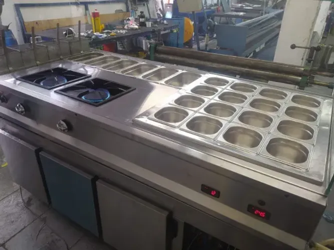 Estação de massas com portas refrigeradas.