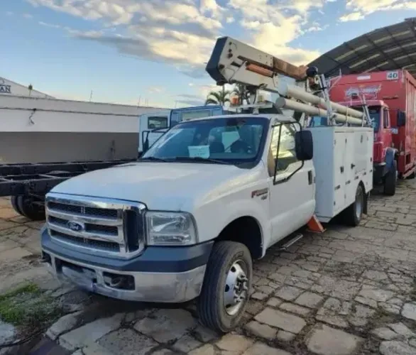 Ford F4000 ano 2017, 4x4, com cesto aéreo de 10 metros, no RJ
