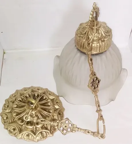 um lustre pendente em bronze
