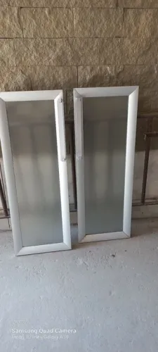 Duas portas de de vidro com moldura em alumínio 0,90 X 0,32.