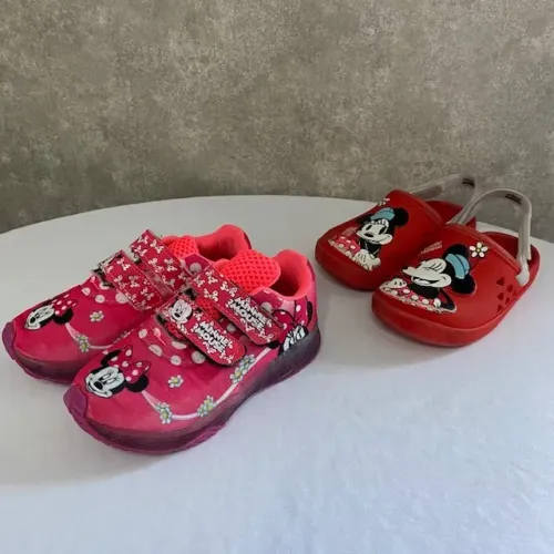 Kit sapatos Minnie Mouse Tênis Rosa Velcro + Babuche Grendene Vermelho