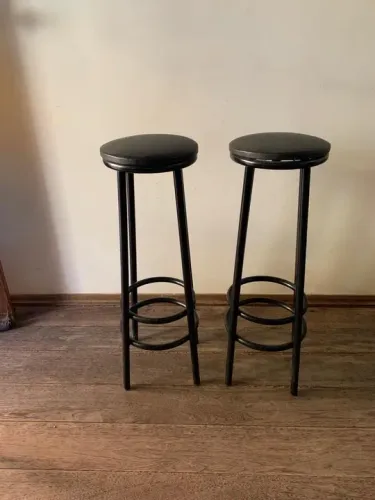 2 Banquetas de Bar Pretas - Design Moderno