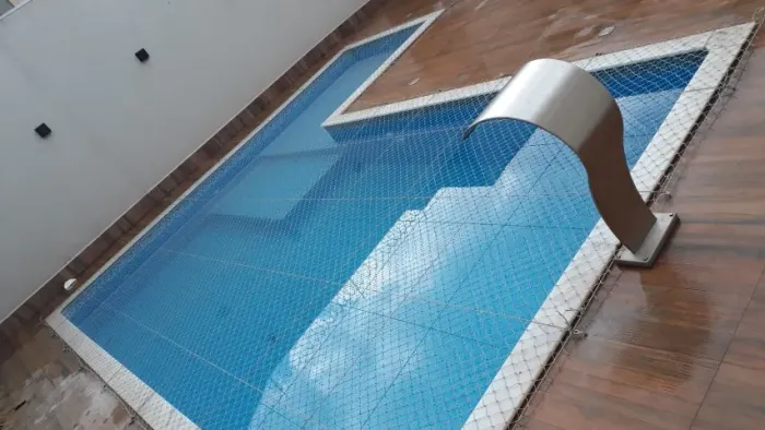 Tela de proteção para piscina