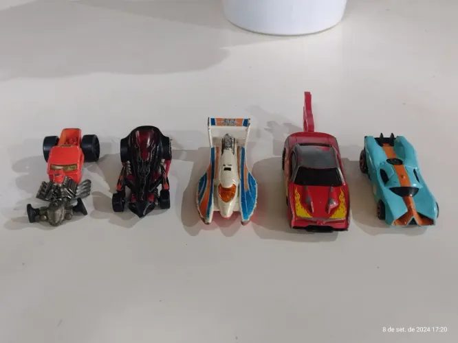 Vendo carrinhos Hot Wheels ( usados )