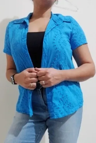 Blusa feminina azul com detalhes vazados - tamanho M