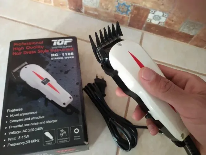 Máquina de Cortar Cabelo 220V Professional - 4 pentes