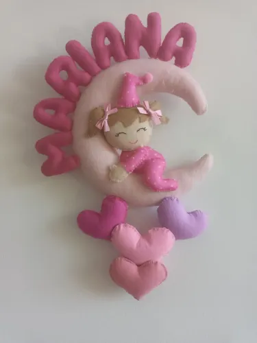 Enfeite de porta para quarto de bebê - Lua com nome e corações