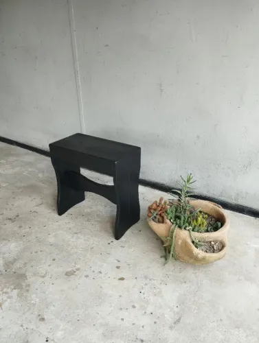 Banqueta Preta de Madeira