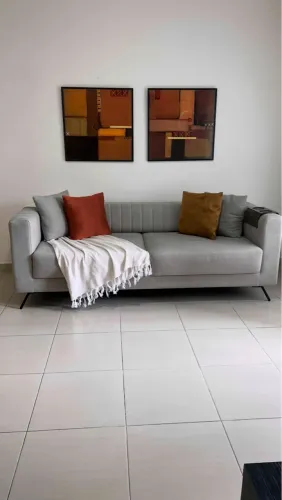 Sofá seminovo minimalista