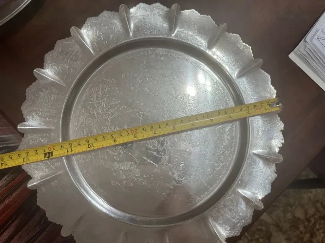 Bandeja de inox banhada a prata, trabalhada em baixo relevo cena Brasil colonial 
