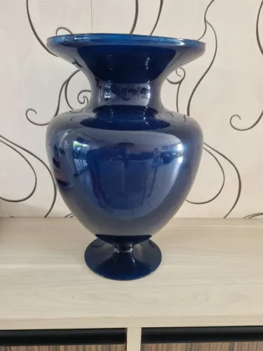Vaso para decoração na cor azul em vidro. Estado de novo, tamanho:  0,46 (A) x 0,3 (L)