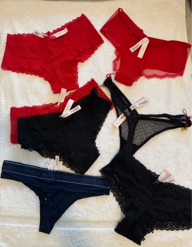 Calcinhas de renda vermelha ou preta da Victoria's Secret