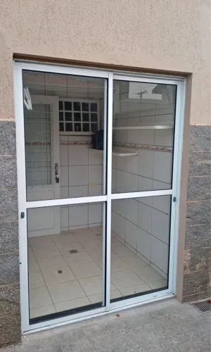 Porta de correr de vidro e alumínio