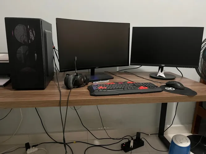 PC Gamer, dois monitores, mesa, cadeira e acessórios, fone de brinde 